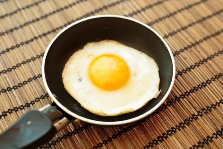 sartén tipo huevos